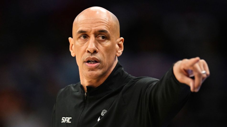 Sources: Kings’ late foul was tactical error, not tanking Sources: Kings’ late foul was tactical error, not tanking